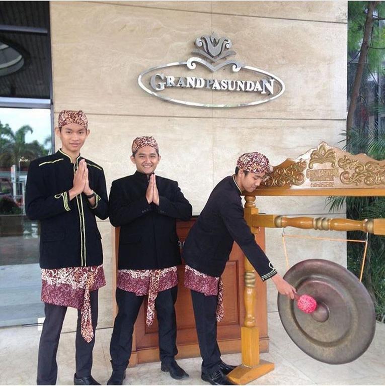 Grand Pasundan convenciones Hotel Bandung Exterior foto